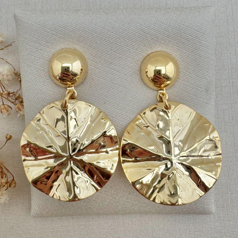 06.1822.0.O - Brinco de base em meia bola lisa com pingente de moeda em efeito orgânico