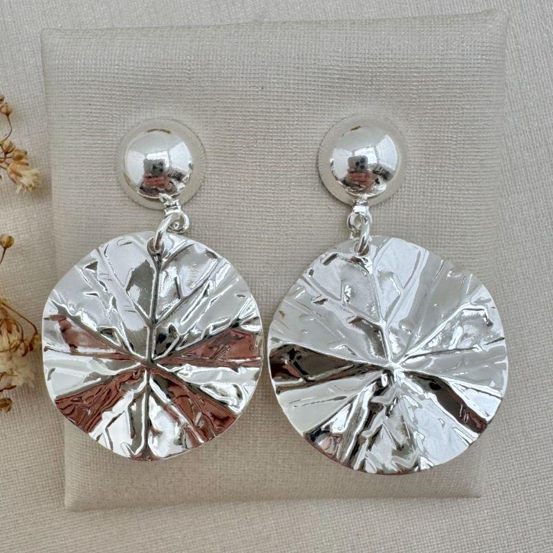 06.1822.0.S - Brinco de base em meia bola lisa com pingente de moeda em efeito orgânico