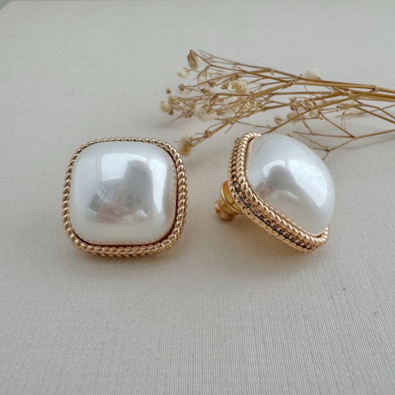 06.1827.15.O - Brinco quadrado gigante de pérola com galeria cravejado