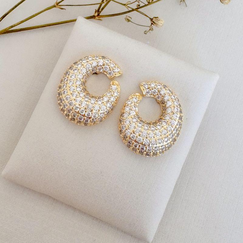 06.1829.1.O - Brinco formato C desenhado em efeito abaloado cravejado