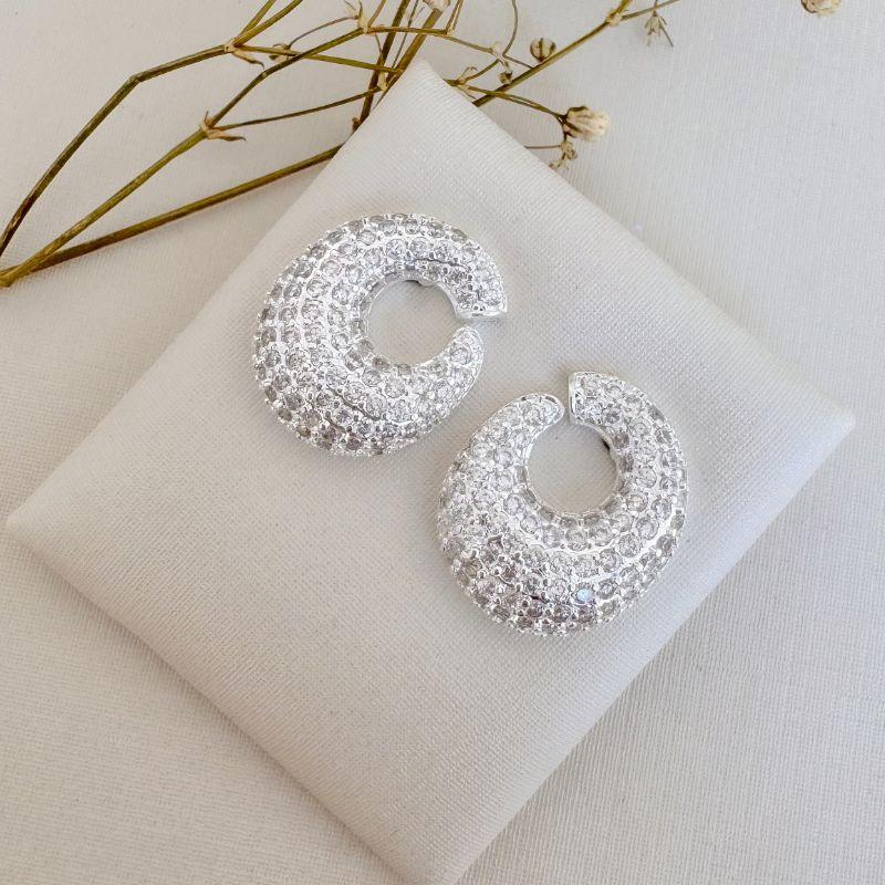 06.1829.1.S - Brinco formato C desenhado em efeito abaloado cravejado