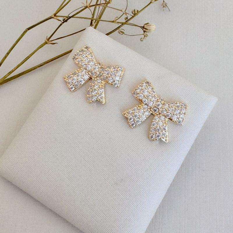 06.1830.1.O - Brinco de formato laço grande largo cravejado