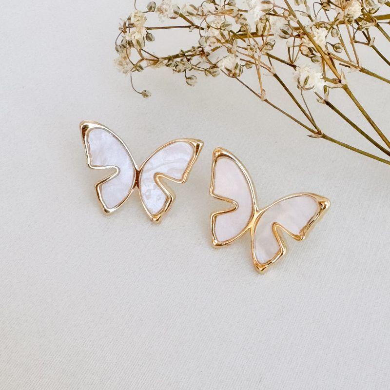 06.1831.15.O - Brinco de borboleta geométrica em resina madrepérola