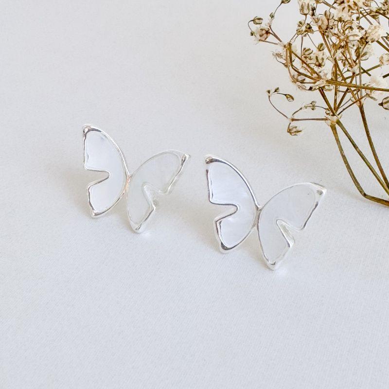 06.1831.15.S - Brinco de borboleta geométrica em resina madrepérola