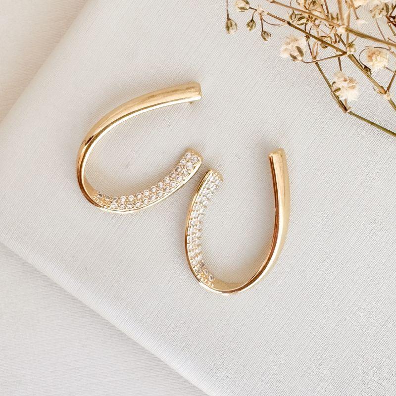 06.1832.1.O - Brinco grande em forma U irregular com um lado cravejado