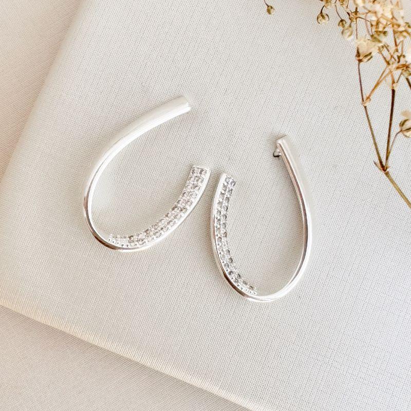 06.1832.1.S - Brinco grande em forma U irregular com um lado cravejado