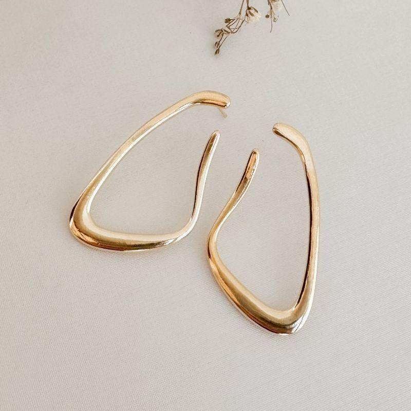 06.1833.0.O - Brinco de tubo fino irregular em forma retangular aberta