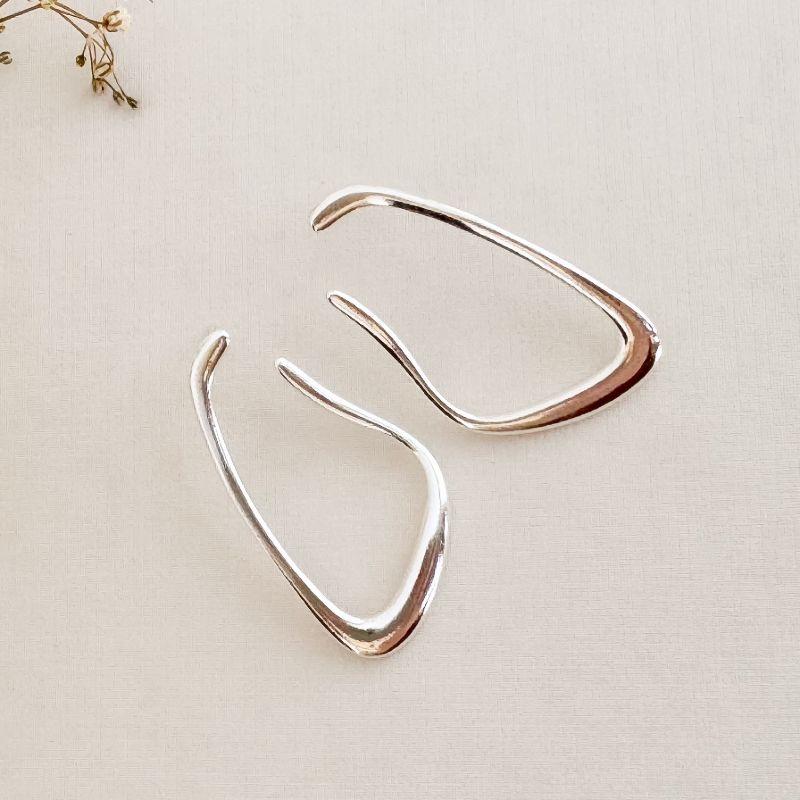 06.1833.0.S - Brinco de tubo fino irregular em forma retangular aberta