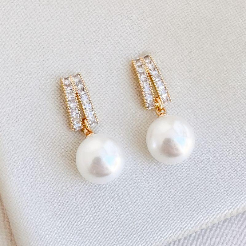 06.1833.15.O - Brinco de base duas colunas cem pedras carrê com pingente de pérola