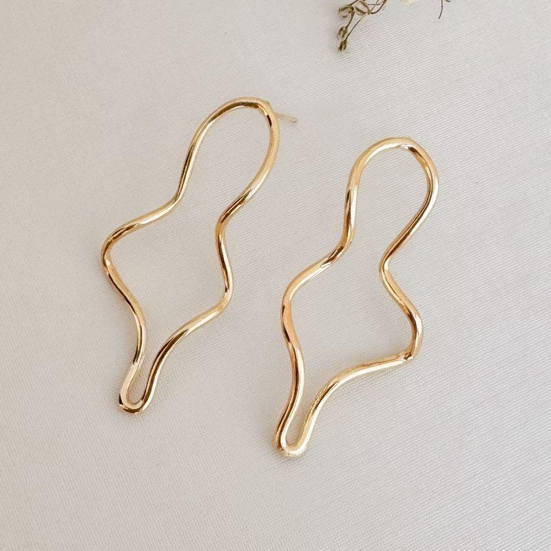 06.1834.0.O - Brinco em fio circular de efeito orgânico longo