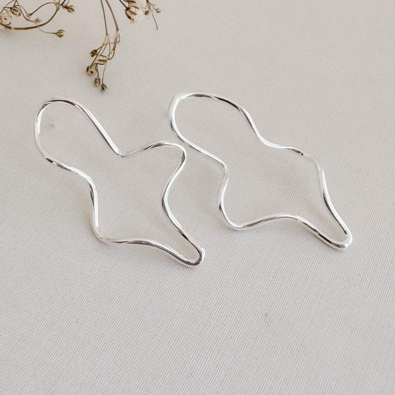 06.1834.0.S - Brinco em fio circular de efeito orgânico longo