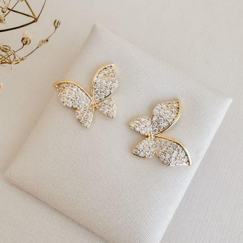 06.1835.1.O - Brinco de borboleta cravejada com destaque liso em parte superior