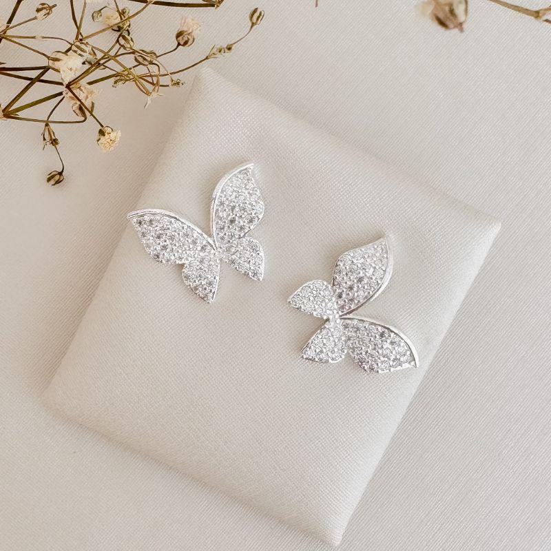 06.1835.1.S - Brinco de borboleta cravejada com destaque liso em parte superior