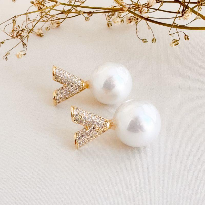 06.1836.15.O - Brinco de V largo cravejado com pérola grande em parte inferior