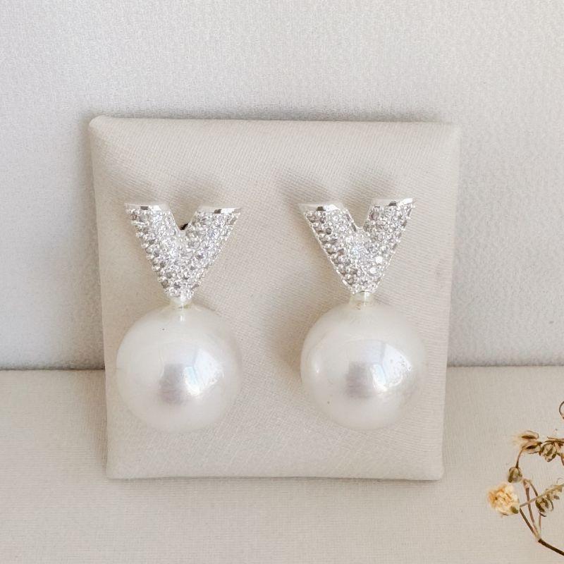 06.1836.15.S - Brinco de V largo cravejado com pérola grande em parte inferior