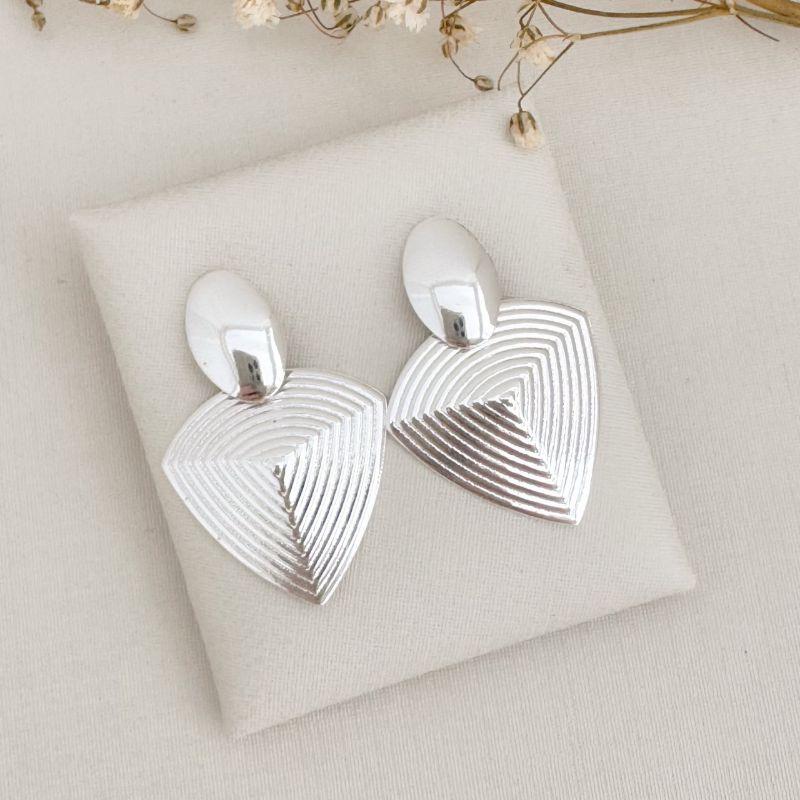 06.1840.0.S - Brinco de base oval lisa com pingente triangular piramide