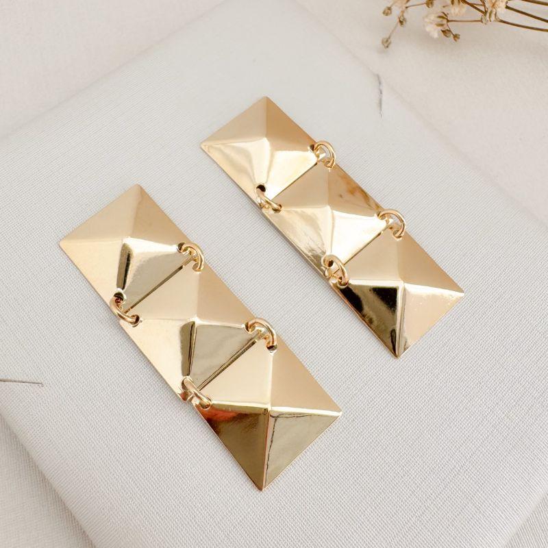 06.1841.0.O - Brinco articulado de três quadrado lisos em pirâmides