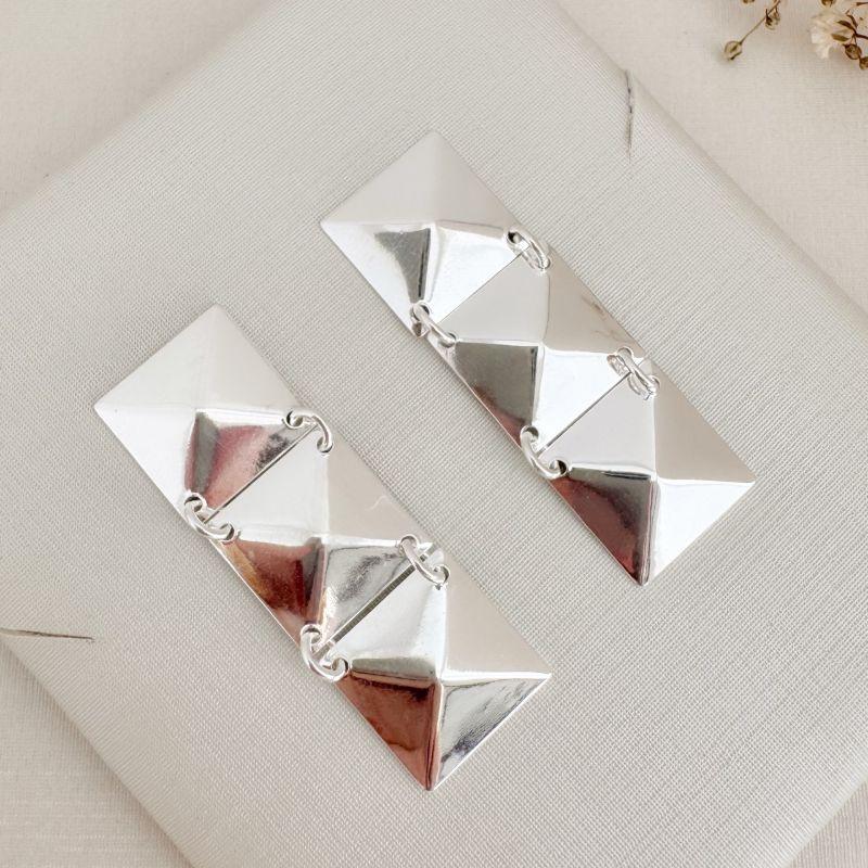 06.1841.0.S - Brinco articulado de três quadrado lisos em pirâmides