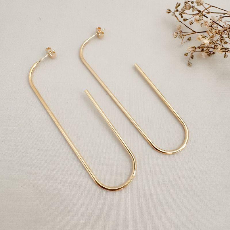 06.1842.0.O - Brinco de tubo circular liso longo em desenho clips