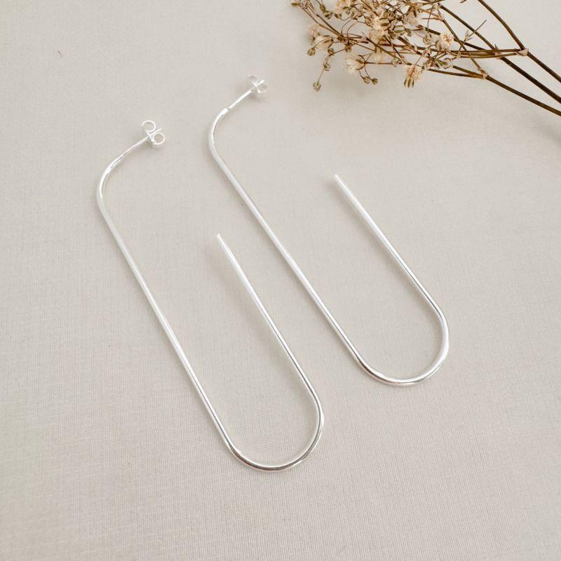 06.1842.0.S - Brinco de tubo circular liso longo em desenho clips