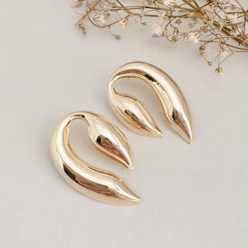 06.1843.0.O - Brinco de chapa liso em formato garra escorpião