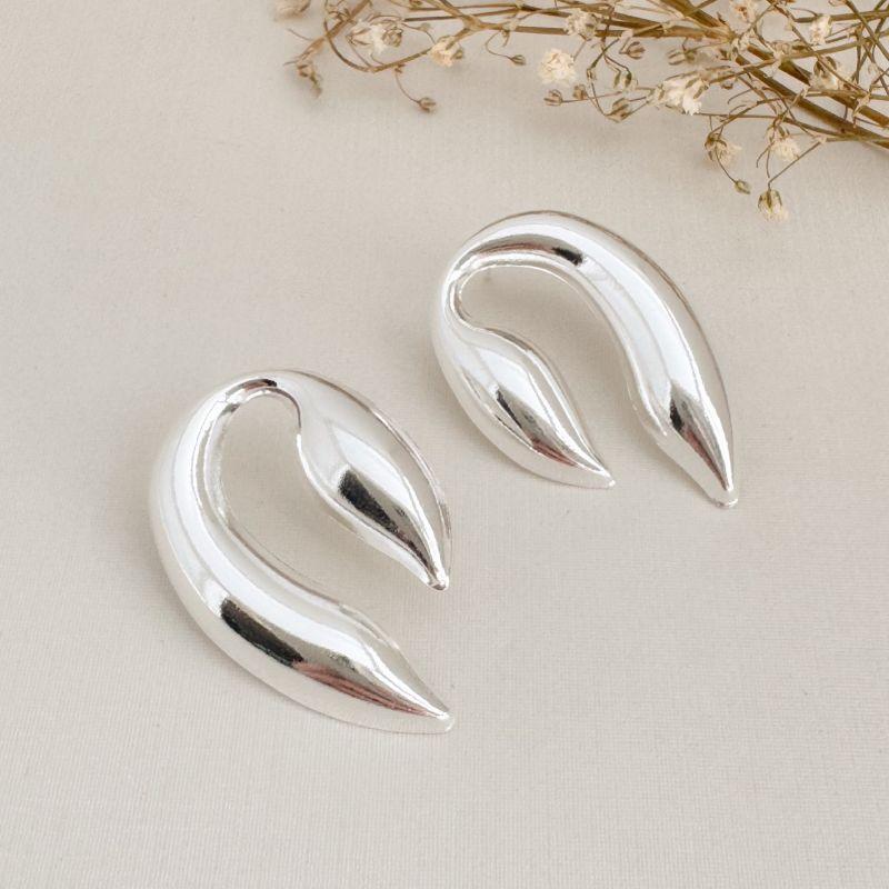 06.1843.0.S - Brinco de chapa liso em formato garra escorpião