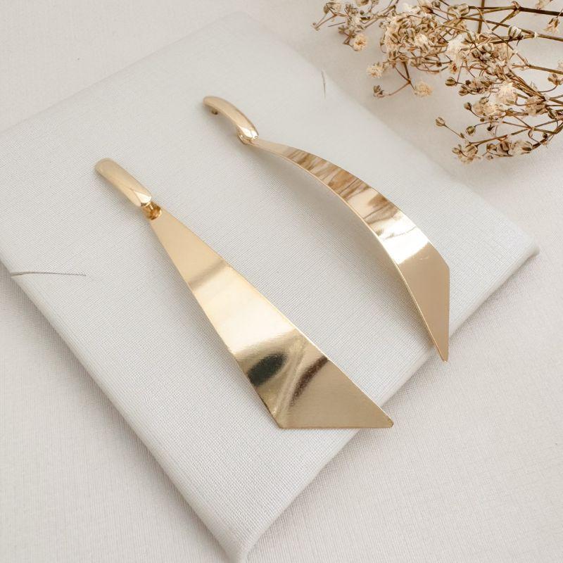 06.1845.0.O - Brinco de base longa com pingente de chapa em espada