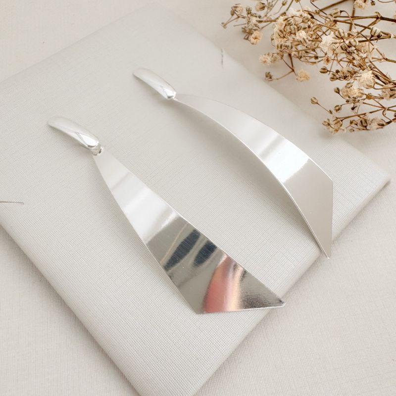 06.1845.0.S - Brinco de base longa com pingente de chapa em espada