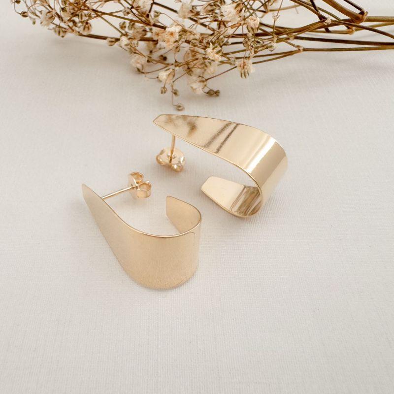 06.1846.0.O - Brinco de chapa em formato J com borda arredondada