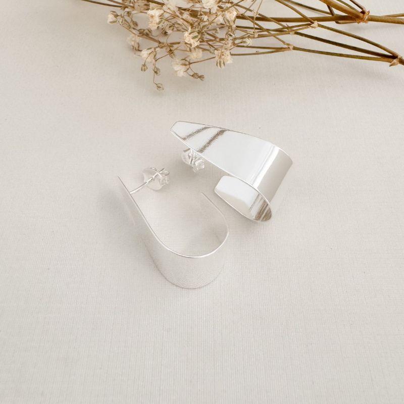 06.1846.0.S - Brinco de chapa em formato J com borda arredondada