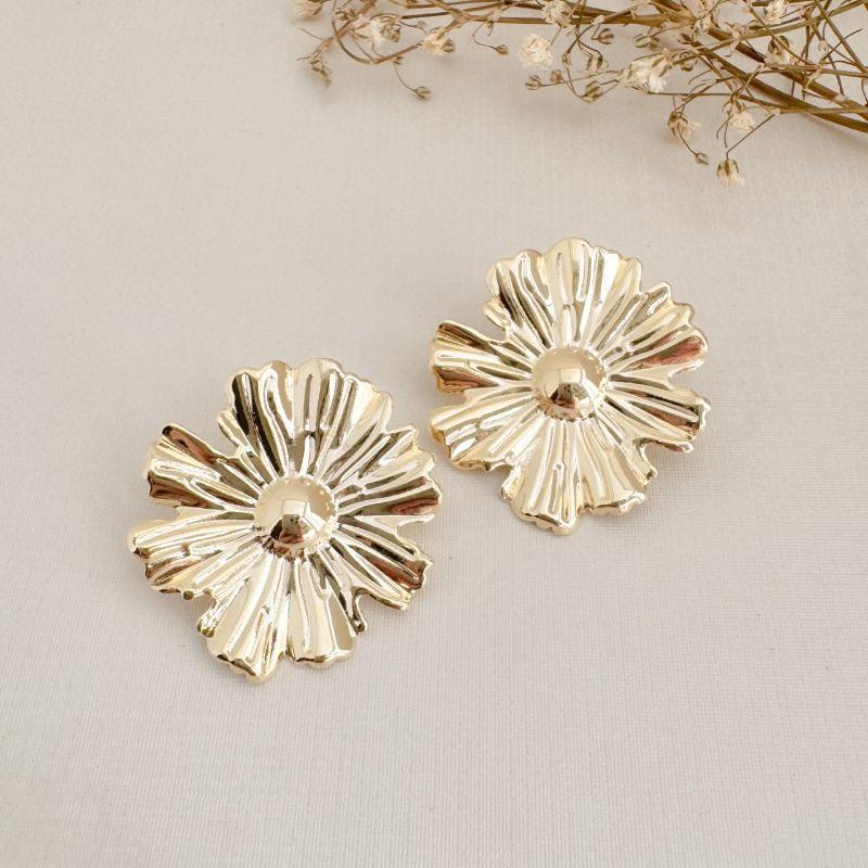 06.1847.0.O - Brinco de chapa em formato flor desenhada