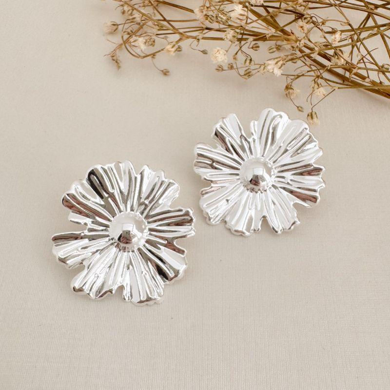 06.1847.0.S - Brinco de chapa em formato flor desenhada