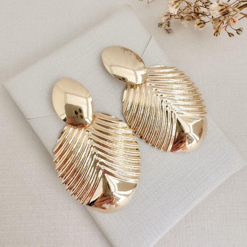 06.1849.0.O - Brinco de base oval com pingente oval grande em desenho concha