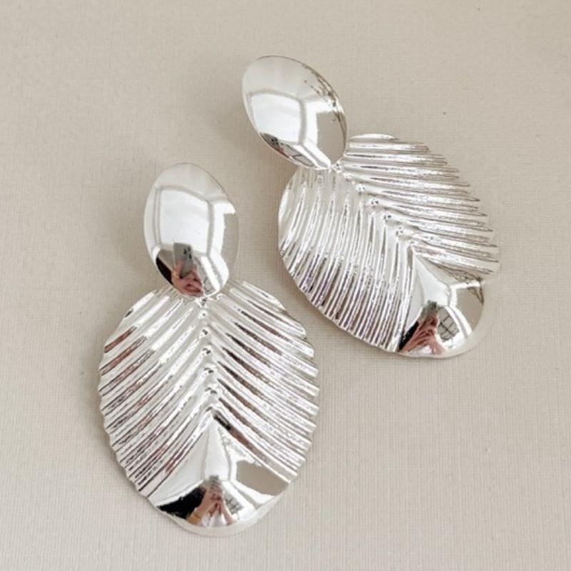 06.1849.0.S - Brinco de base oval com pingente oval grande em desenho concha