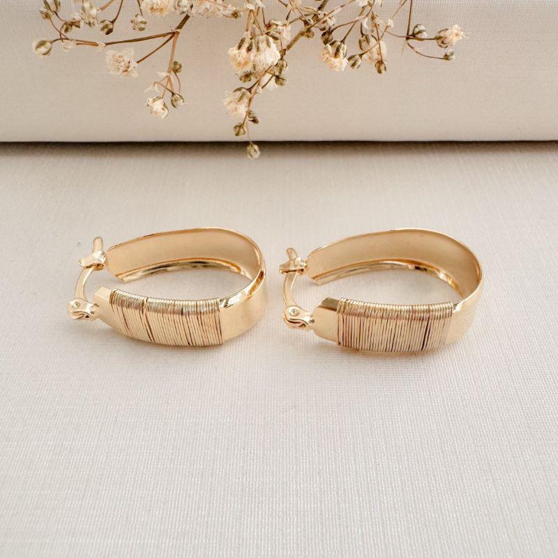 06.1853.0.O - Brinco de formato argola larga chapa com efeito fios frontal