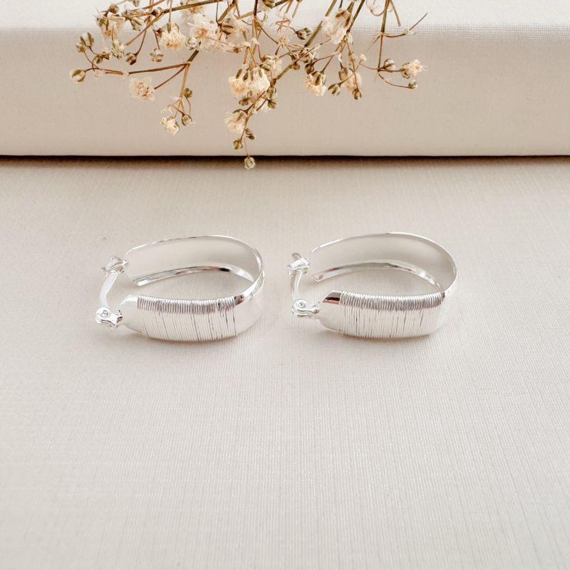 06.1853.0.S - Brinco de formato argola larga chapa com efeito fios frontal