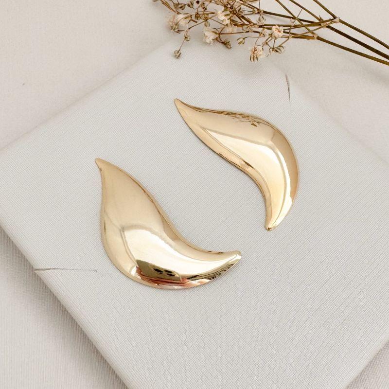 06.1857.0.O - Brinco de chapa liso em formato chamas