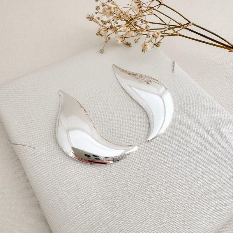 06.1857.0.S - Brinco de chapa liso em formato chamas