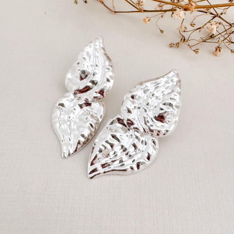 06.1859.0.S - Brinco de chapa em efeito orgânico em duas folhas invertidas