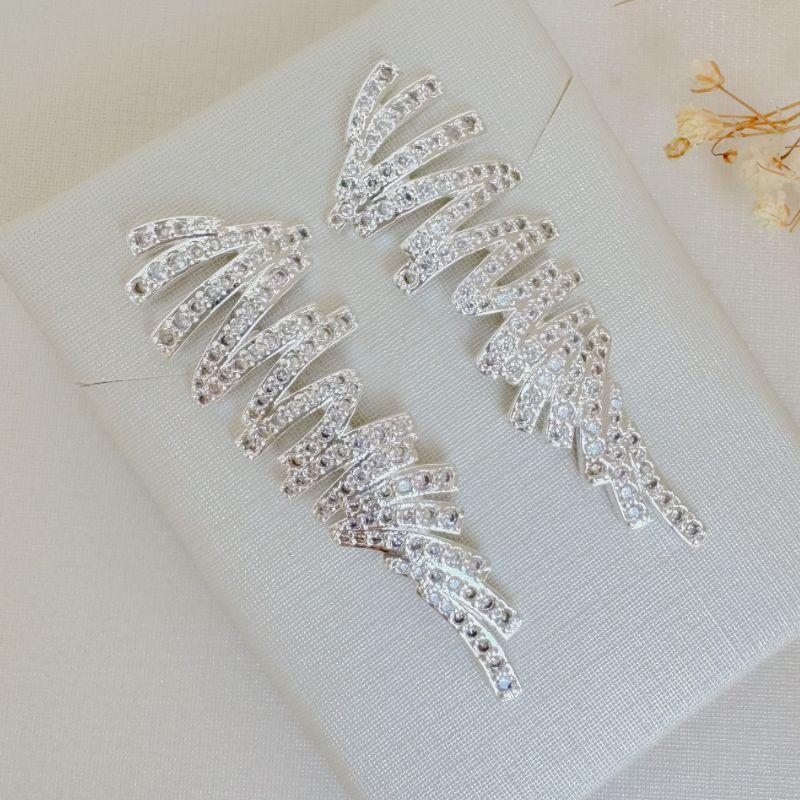 06.1862.1.S - Brinco múltiplos traços cravejados em efeito tornado