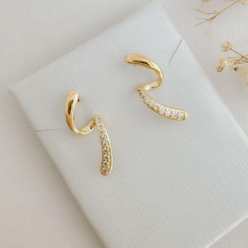 06.1864.1.O - Brinco em desenho S com parte inferior cravejado