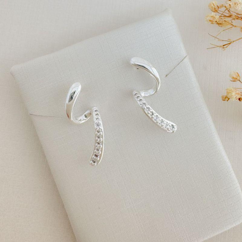 06.1864.1.S - Brinco em desenho S com parte inferior cravejado