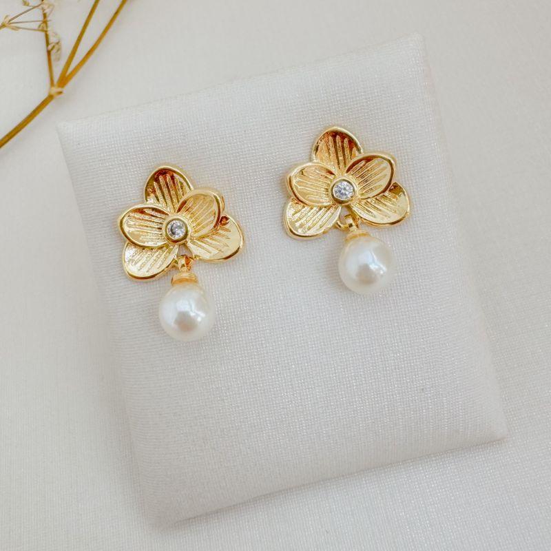 06.1867.15.O - Brinco de base em orquídea com pingente de pérola