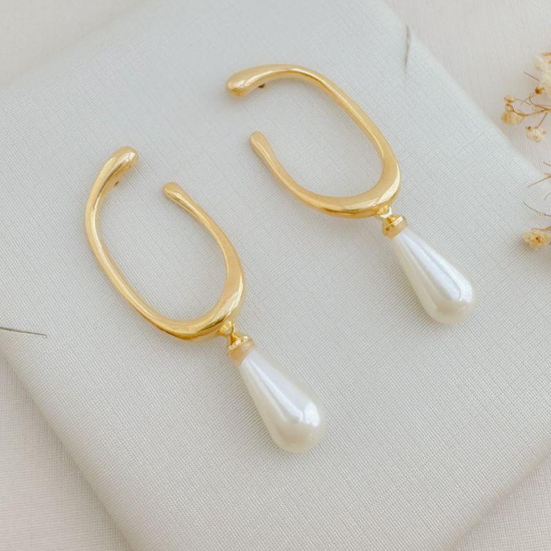 06.1868.15.O - Brinco de base formato C liso com pingente de pérola em gota