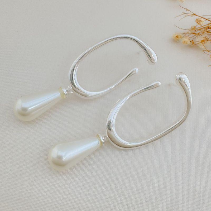 06.1868.15.S - Brinco de base formato C liso com pingente de pérola em gota