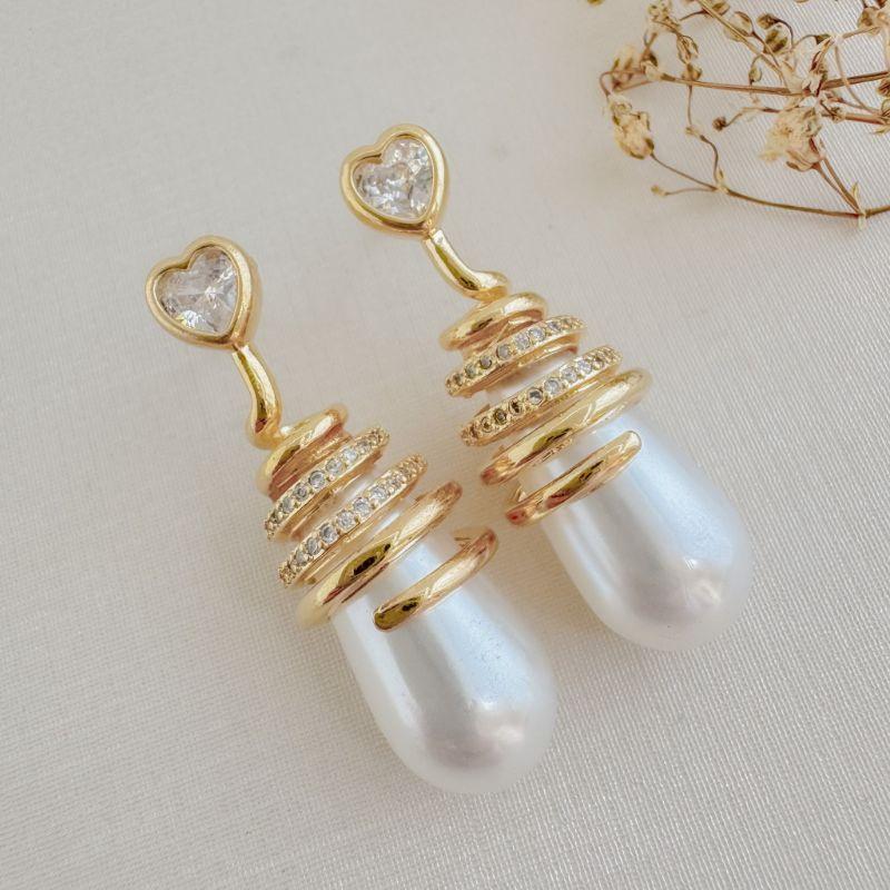 06.1869.15.O - Brinco base de coração descendo em espiral envolvendo uma pérola em gota