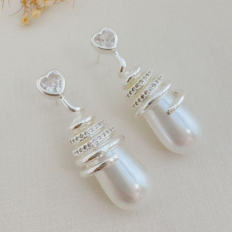 06.1869.15.S - Brinco base de coração descendo em espiral envolvendo uma pérola em gota