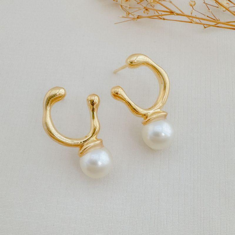 06.1870.15.O - Brinco de base C grande liso com pérola na parte inferior