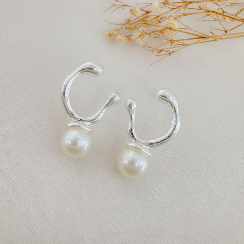 06.1870.15.S - Brinco de base C grande liso com pérola na parte inferior