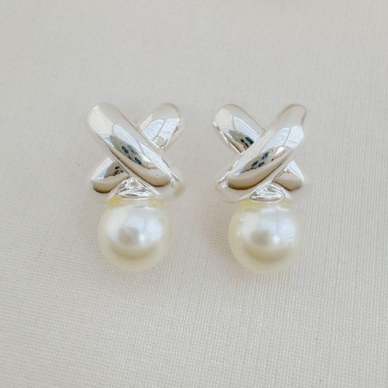 06.1871.15.S - Brinco de formato X liso com pérola em parte inferior